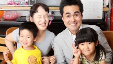 日本最勵志盲人夫婦！丈夫12歲失明當律師，妻子是歌姬，還撫養2個正常孩子！